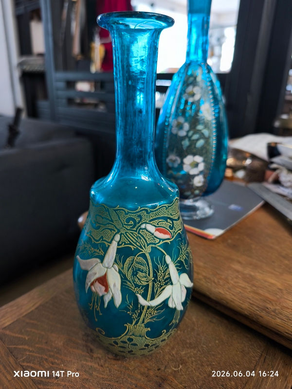 carafe en verre bleu emaillee d hibiscus bleu et rose hauteur 28 cm