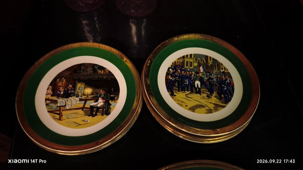 Miniature : sercice à dessert grand plat et 12 assiettes de la faiencerie de Gien serie Napoléonienne grand batailles.