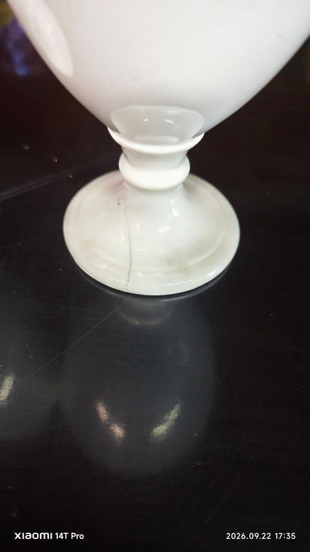 Miniaturbild: paire de vases de forme balustre en opaline blanche royal doulton vers 1900 une fissure sur un pied voir photos