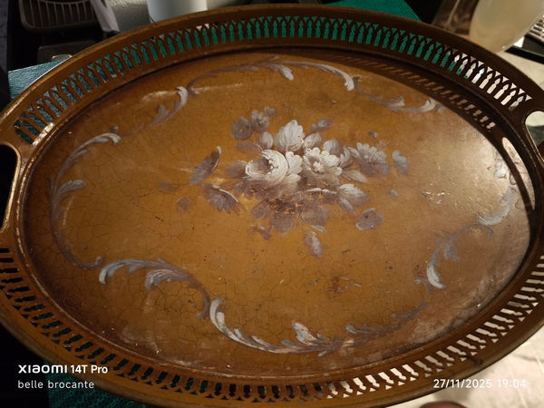 Miniaturbild: plateau ovale en tole peinte a decor floral sur fond ocre epoque XIX em taille 39 x 26 cm