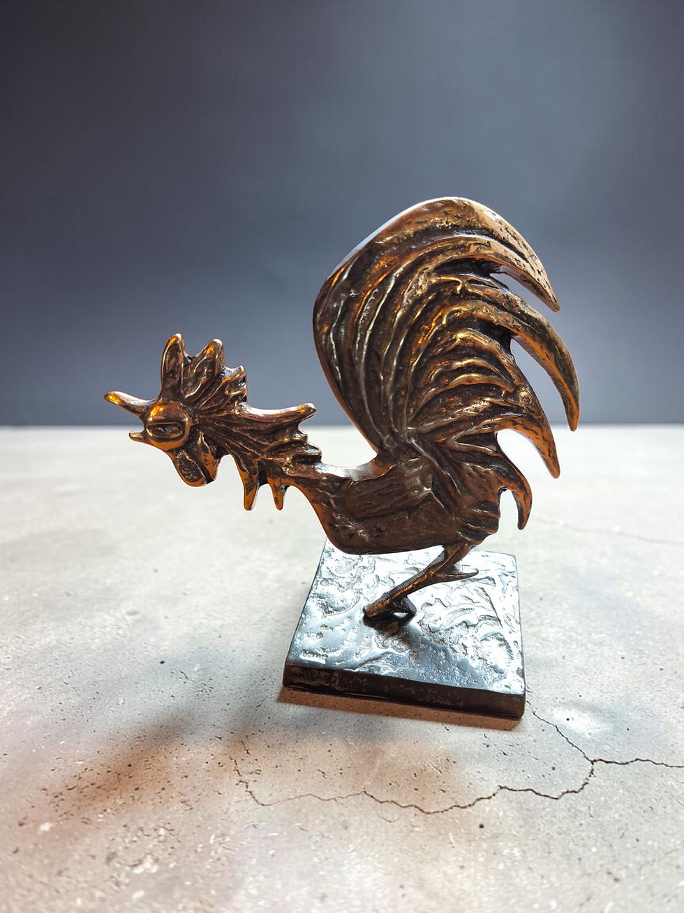 sculpture en bronze coq stylise par yves LOHE 1990 taille 18 x 18 cm