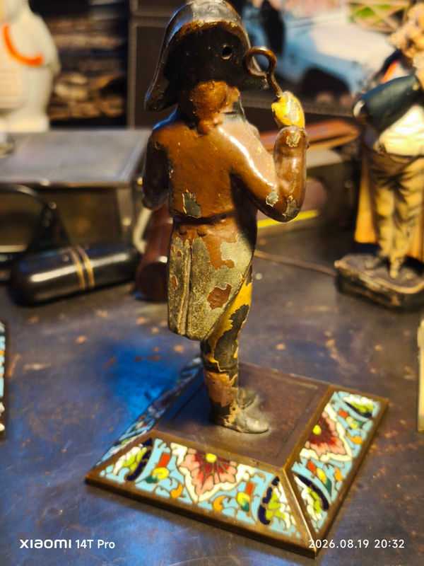 Miniaturbild: paire de statuettes polychrome en regule peint d un couple avec bicorne et eventail style comedie del arte