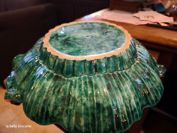 Thumbnail: magnifique coupe à anses en céramique signée Santiago Rodriguez Bonome. Une pièce d'art de table au design raffiné, inspirée