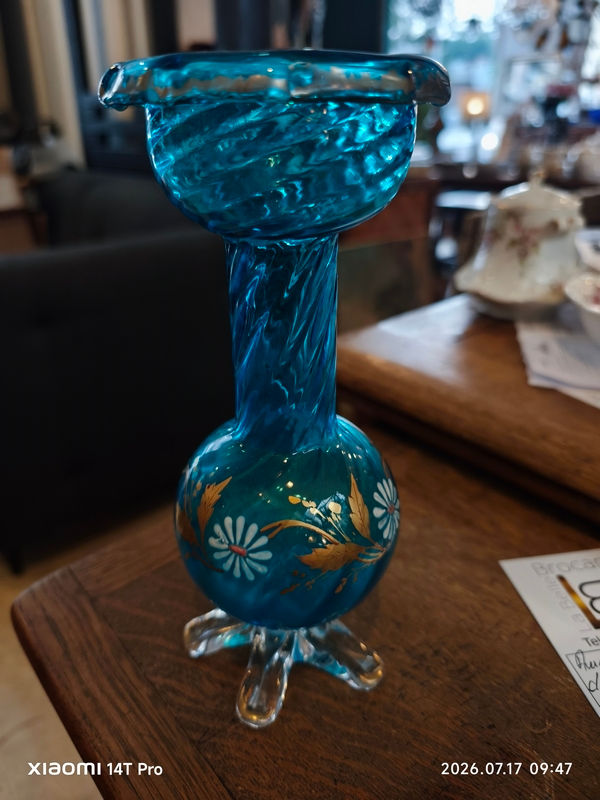 ancien soliflore en verre souffle bleu decor floral emaille