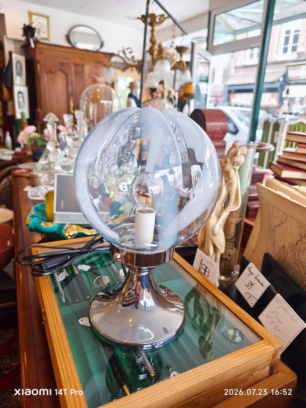 lampe a poser vintage annees 70 pied chrome globe murano bicolore par tony zuccheri pour mazzega