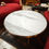 Miniatura: table basse plateau facon marbre posee sur 4 pieds fuseaux