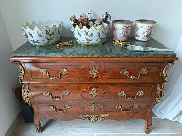 commode tombeau  tiroirs galbes avec dessus marbre vert. taille 115 x 42 hauteur 89 cm