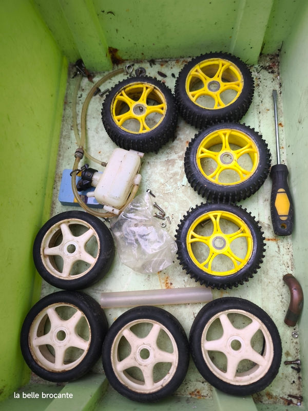 Miniature : buggy radio commande de marque T2M modele PIRATE RS2 sans moteur mais avec un lot de pieces et roues