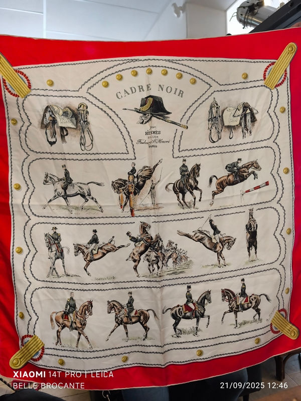 Miniaturbild: carre Hermès cadre noir 1 petit trou prévoir un passage au pressing