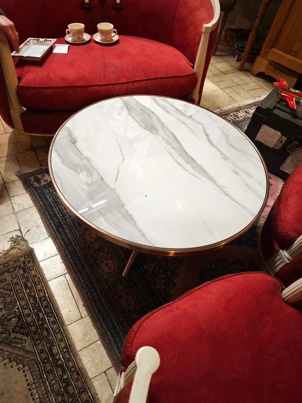 Miniature : table basse plateau facon marbre posee sur 4 pieds fuseaux