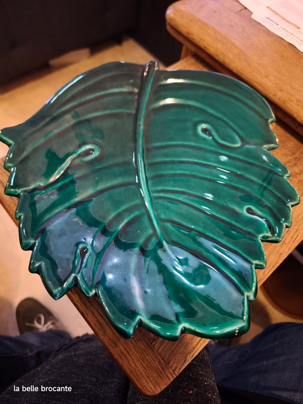 PLAT GRANDE FEUILLE VERTE PAR VALLAURIS TAILLE 34 X 30 CM