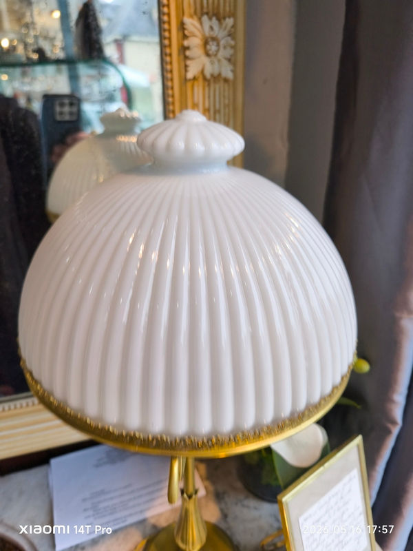 Miniature : lampe globe opaline cotele a bouton pied en laiton hauteur 54 cm diametre globe 25 cm annees 80