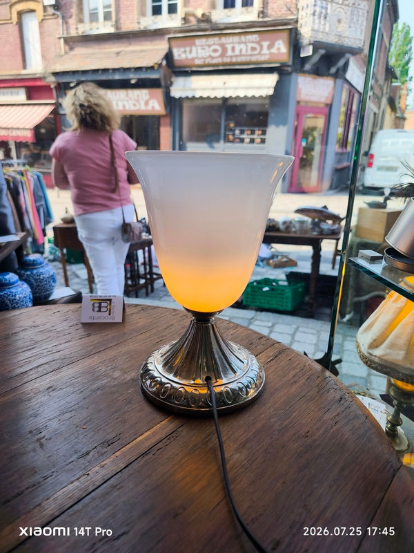 lampe de table art deco vasque en verre opalin blanc évase base métal argente style Mazda hauteur 30 cm