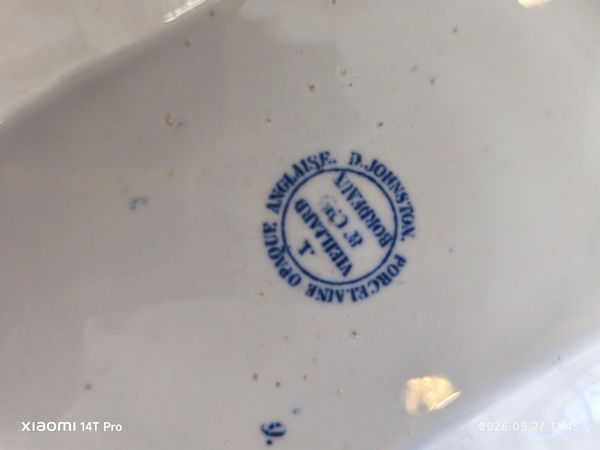 Miniature : soupiere en porcelaine opaque anglaise de marque VIEILLARD et CIE bordeaux XIXem decor tapisserie d.Jonnston taille 31.5 x 23