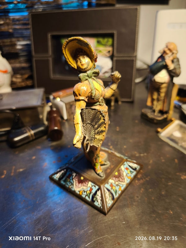 Miniatura: paire de statuettes polychrome en regule peint d un couple avec bicorne et eventail style comedie del arte