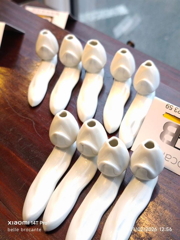 Miniature : serie de 9 repose couteaux fleur en faience blanche