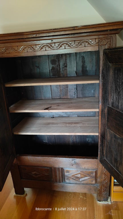 Thumbnail: grande armoire ancienne