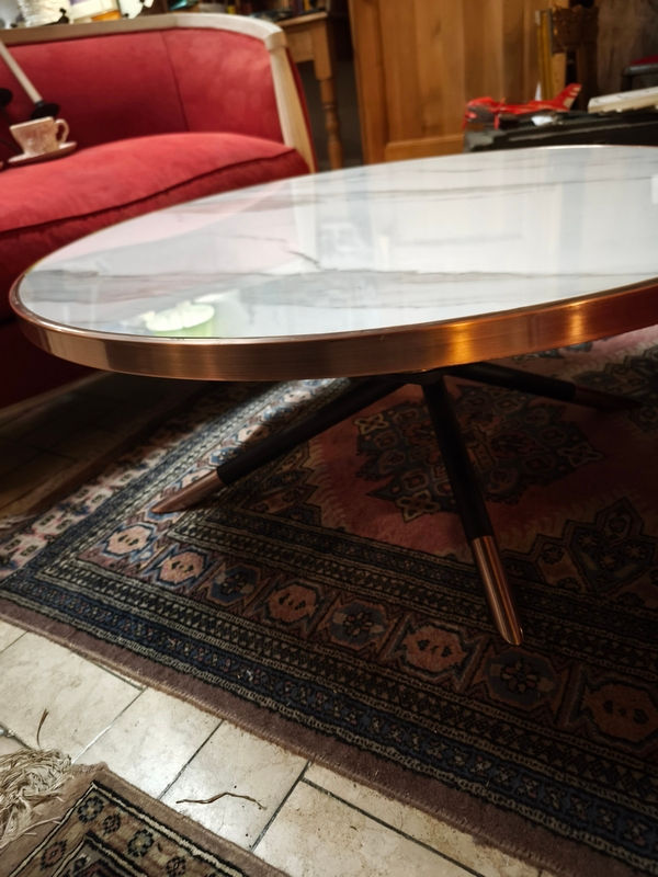 Miniature : table basse plateau facon marbre posee sur 4 pieds fuseaux