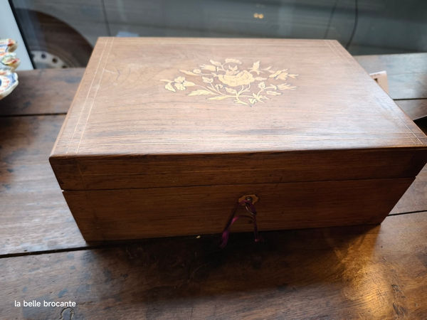ancien coffret an bois a incrustation avec sa cle  taille 32 x 23 cm hauteur 12 cm