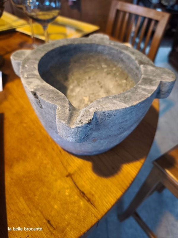 ancien grand mortier d apothicaire en marbre gris 4 oreilles taille diametre 26 cm hauteur 15 cm