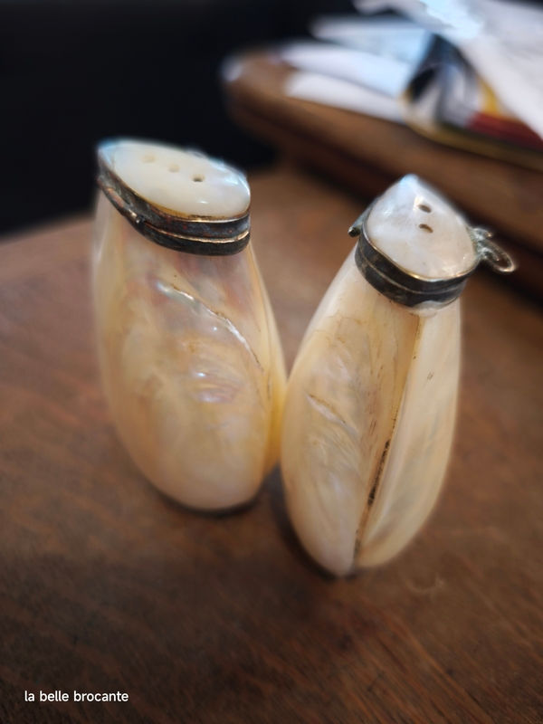 Miniaturbild: SALIERE ET POUVRIER EN NACRE ANNEES 70