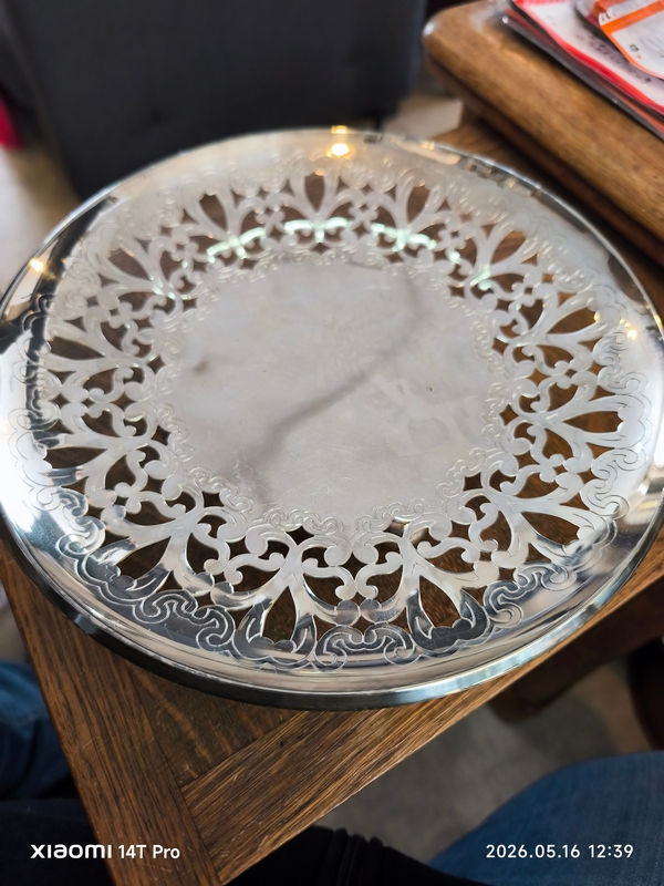 Miniature : plat de service creux ajoure st medard en metal argente decor ajoure. 3 pieds boule diametre 26 cm