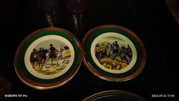 Miniature : sercice à dessert grand plat et 12 assiettes de la faiencerie de Gien serie Napoléonienne grand batailles.