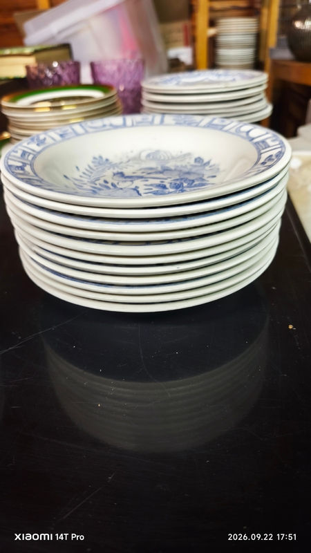 Miniature : service de table GIEN les oiseaux 2 plats ovale 2 plats rond 1 grand plat creux 1 legumier 11 creuses 8 plates 11 dessert 2 t