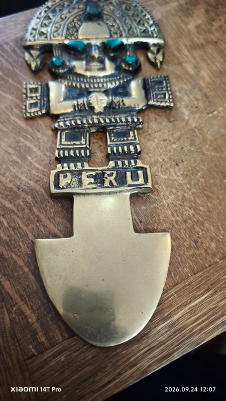 couteau de ceremonie representant une silhouette de divinite representant un Tumi du perou