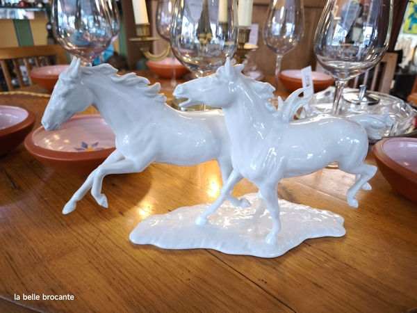 groupe de chevaux par Gerhard BOCHMANN.alka kunst porcelaine taille 36 x 19 cm