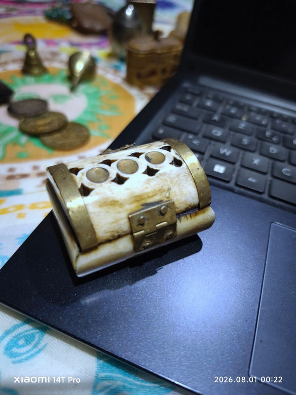 ancien petit coffret boite a bijoux artisanale en os ornée d'éléments en laiton taille 6,5 x 3,5 cm