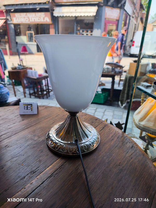 lampe de table art deco vasque en verre opalin blanc évase base métal argente style Mazda hauteur 30 cm