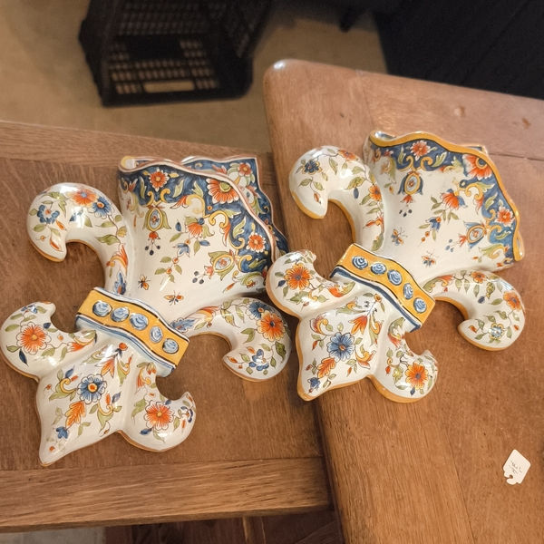 paire de bouquetieres fleur de lys desvres par geatan level 19 em décor rouen