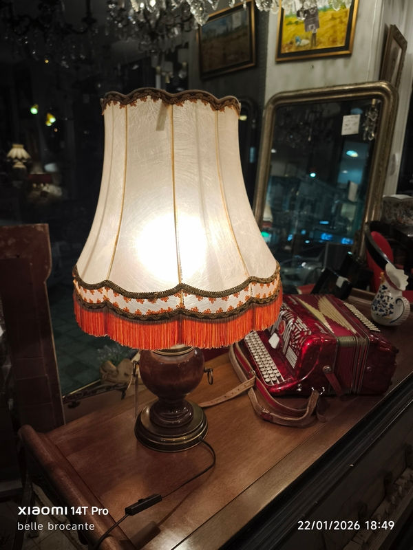 lampe a poser bois et laiton abat jour vessie de porc