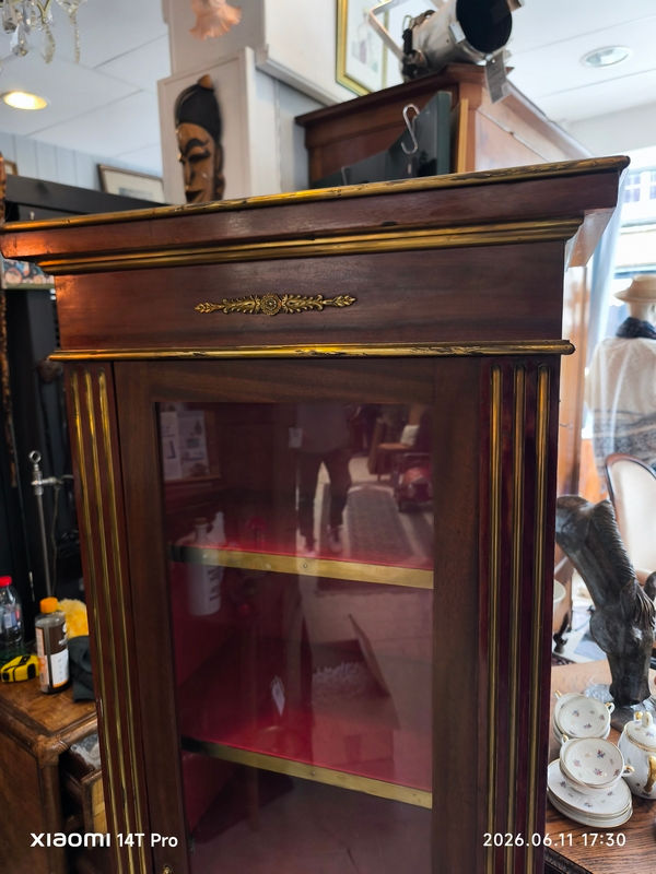 Miniature : vitrine empire placage acajou decor et tours laiton XIX em taille 61 x 39 cm hauteur 165 cm