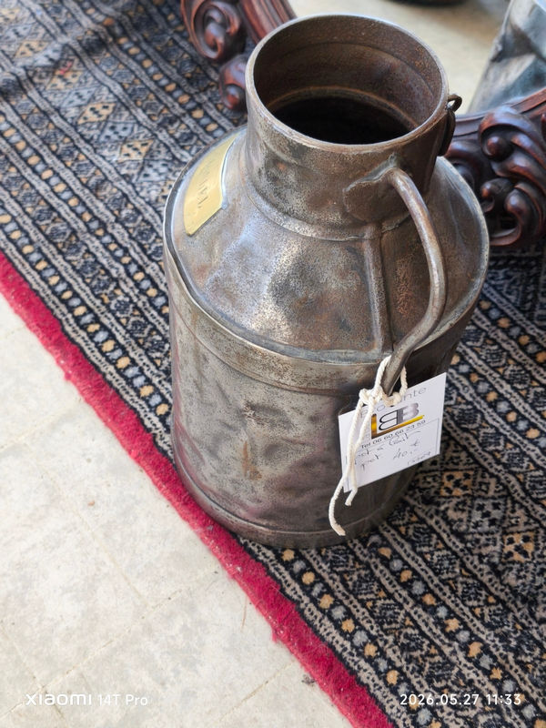 Thumbnail: ancien pot à lait avec sa plaque en cuivre gravée "Dulondel"