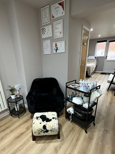 A relaxing and inviting pedicure chair, where you can sit and enjoy the most relaxing pedicure with the most professional foot products on the market designed to treat the feet depending on each condition.