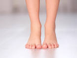 Il piede piatto nel bambino: quando è patologico e cosa comporta
