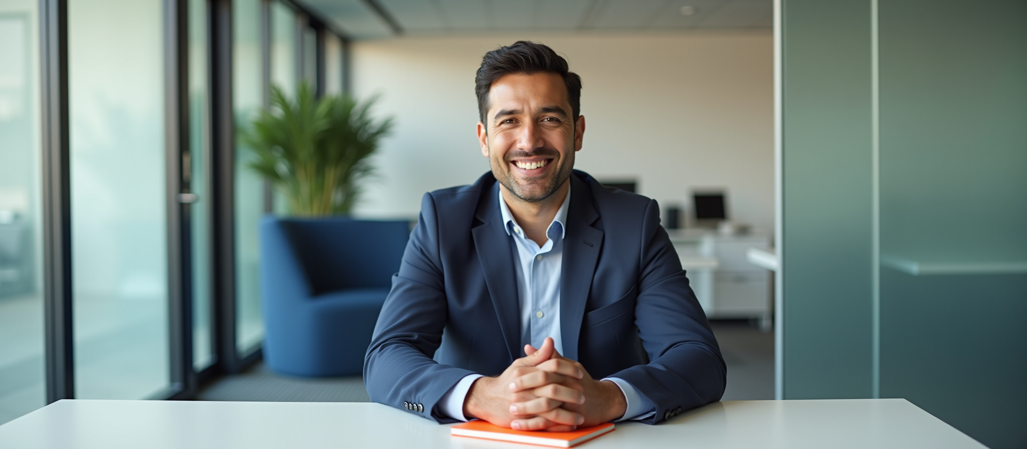 empresario que necesita profesionales para su empresa sin costos excesivos