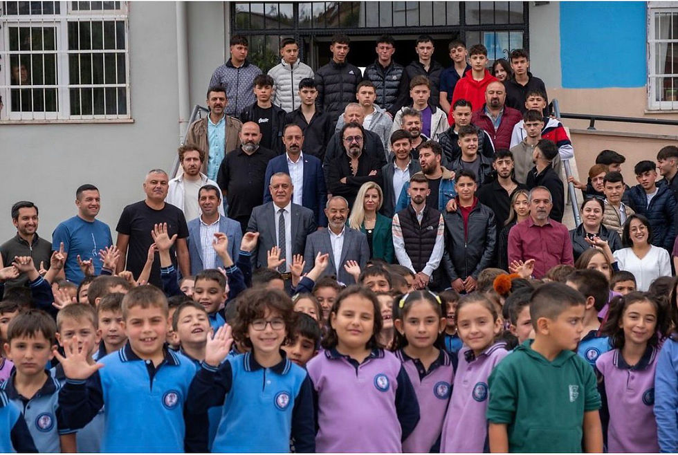 Bir okul bahçesinde öğrenciler ve kalkınma projeleri yönetimi ekibi.