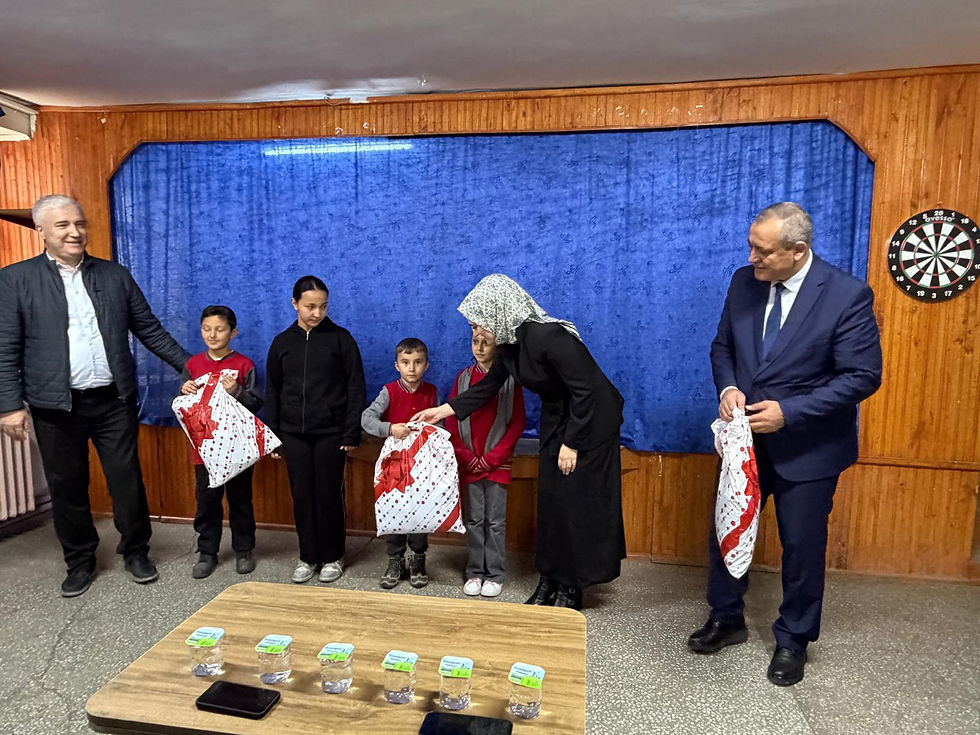 Sosyal kalkınma projeleri yönetimi kapsamında çocuklara hediye dağıtımı.