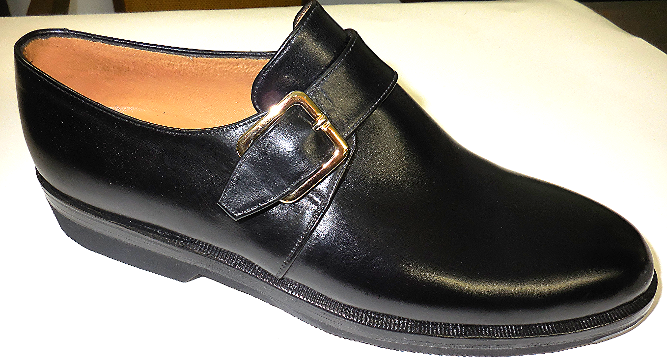 SAPATO EM CROMO ALEMÃO ESTILO FIVELA DOURADA