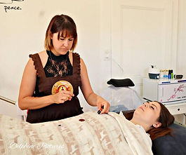 Virginie est esthéticienne et thérapeute. Elle allie soins esthétiques et accompagnement thérapeutique spirituel afin de vous offrir une approche globale du bien-être.

Guidée par le cœur et enrichie par son parcours de vie, elle propose des soins doux, intuitifs et profondément humains, dans un cadre propice à la détente et à la reconnexion à soi.

🌿 Ses accompagnements :
✨ Soins esthétiques
✨ Accompagnement thérapeutique spirituel
✨ Soins énergétiques

Chaque séance est pensée avec bienveillance pour vous offrir un moment de sérénité, d'écoute et de ressourcement.