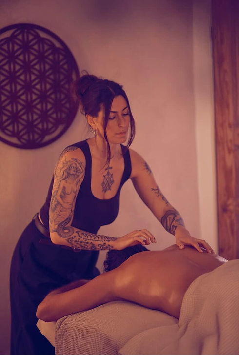 Spécialisée dans les massages et les soins énergétiques, Anastasiya vous accompagne vers un véritable mieux-être grâce à une approche douce et personnalisée.
🌿 Ses prestations :
✨ Massages bien-être
✨ Réalignement des méridiens
✨ Libération somatique à travers le massage du ventre
Accordez-vous un moment pour relâcher les tensions, retrouver votre équilibre et vous reconnecter à votre corps.
💛 Découvrez son univers en visitant son profil.