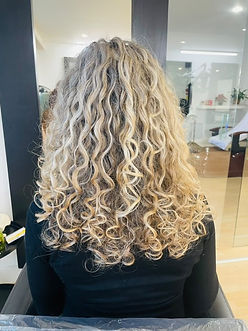 Coiffeuse spécialisée dans les cheveux bouclés, elle vous accompagne pour révéler toute la beauté et le potentiel de vos boucles grâce à une approche personnalisée.

🌿 Son expertise :
✨ Diagnostic personnalisé
✨ Routine capillaire adaptée
✨ Soins des cheveux ondulés, bouclés, frisés et crépus
✨ Conseils et produits naturels de haute qualité

À l'écoute de vos besoins, elle sélectionne des produits respectueux de la santé de vos cheveux et vous guide vers une routine simple, efficace et adaptée à votre texture capillaire.