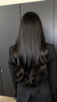 HK Beauty est un salon privé où expertise, passion et qualité se rencontrent pour révéler votre beauté.

Spécialisée dans les extensions capillaires, HK Beauty travaille exclusivement avec des cheveux 100 % naturels de sa propre marque, soigneusement sélectionnés pour leur qualité exceptionnelle, leur douceur et leur rendu parfaitement naturel.

Grâce à son expertise en visagisme, elle vous accompagne également pour vos balayages, colorations, coupes et transformations capillaires, afin de créer un résultat harmonieux, adapté à votre visage et à votre style.

Pour sublimer votre regard, elle propose également des extensions de cils, des Lash Lift et des Brow Lift, avec des prestations entièrement personnalisées.

Chaque rendez-vous est pensé comme un véritable moment de bien-être, où l'écoute, le savoir-faire et le souci du détail sont au cœur de l'expérience. 