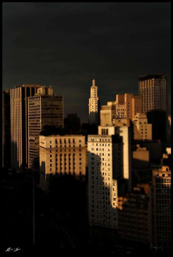 Prefeitura entre prédios do centro