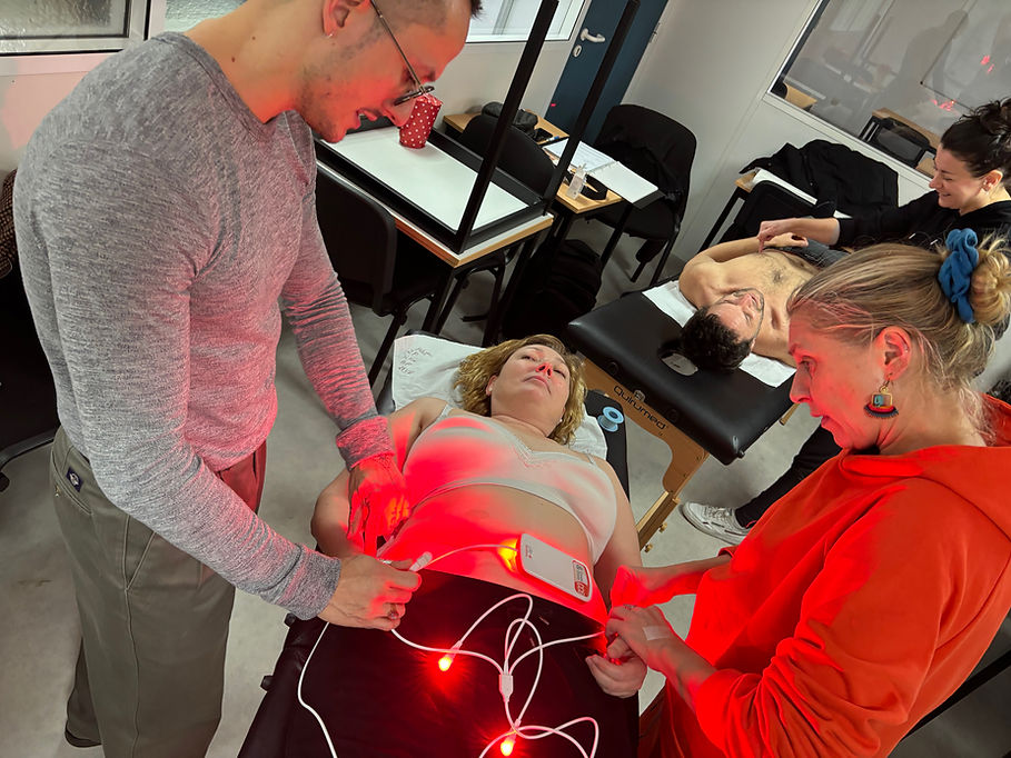 Pratiques de la Formation Acupuncture, triple cursus Acupuncture Non invasive sans aiguilles qui peut être pratiquée sans être médecin en France, PBM, Auriculothérapie. Formation du Pôle de Thérapeutes acceptée par les assurances
