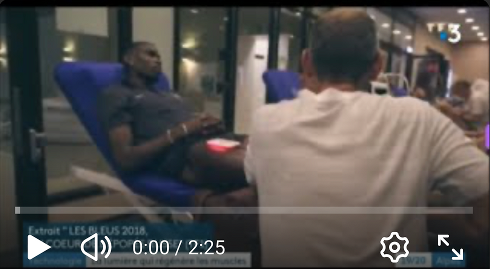 Paul Pogba traité avec PBM par les Kinésithérapeutes de l'équipe de France de Football à Clairfontaine. Regardez le dispositif de PBM sur sa jambe pour préparer les tissus avant la séance. Faites click sur l'image pour regarder la vidéo de France 3