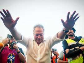 “Sob a bênção de Abel Carlos da Silva Braga.” por Fabio Giacomelli